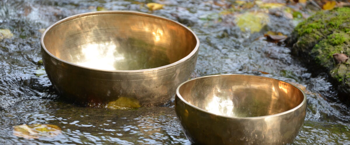 Klangschalen im Wasser